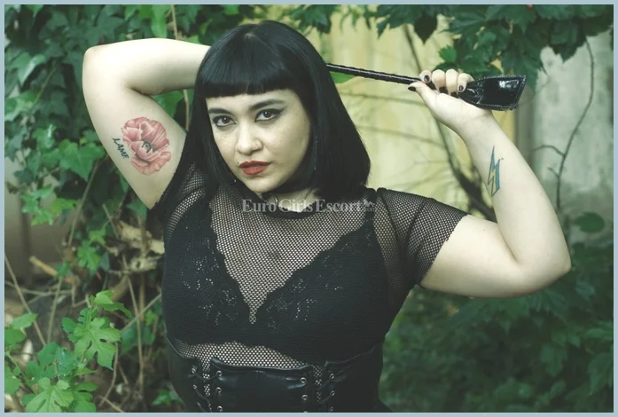 Nina Strange gallery photo 1