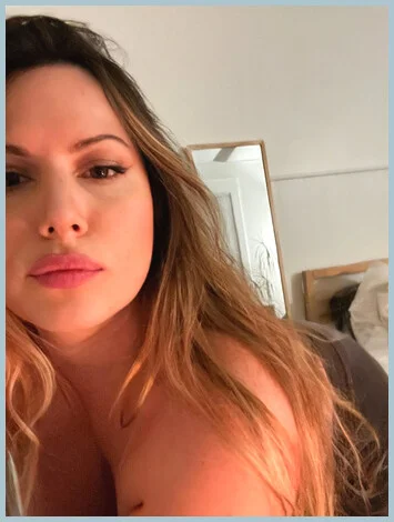 Julie gallery photo 1