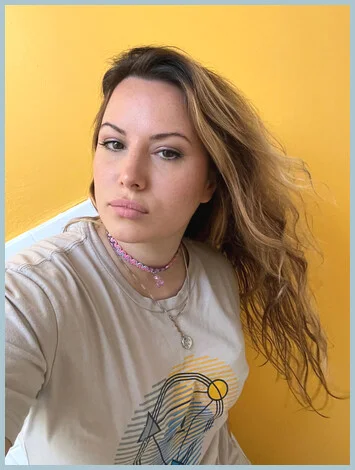 Julie gallery photo 2