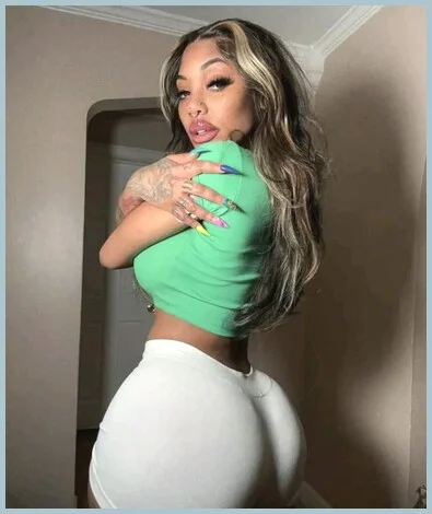 Hannah gallery photo 2