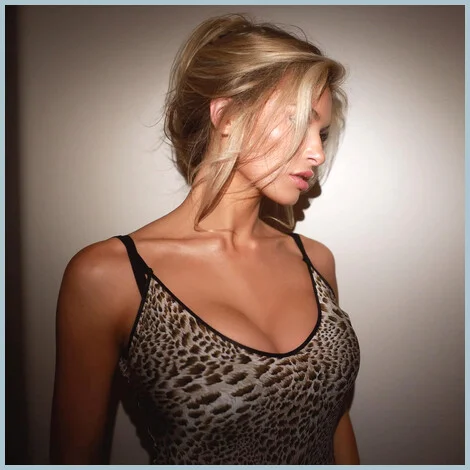 Hannah gallery photo 1