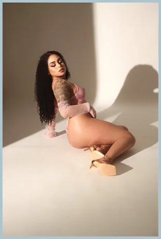 Zoe Valentino gallery photo 1