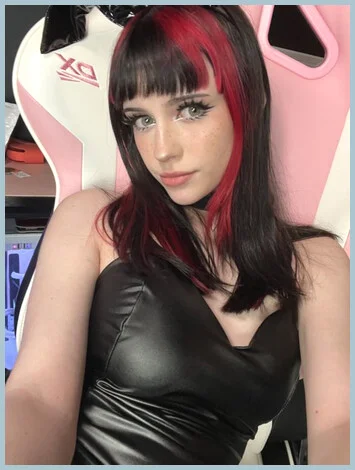 Hannah gallery photo 2